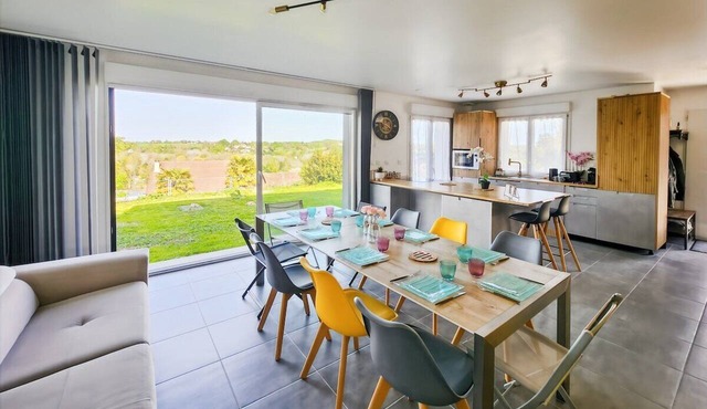 Crystal House - Family Home, Private Garden, 15 Minutes from Disneyland