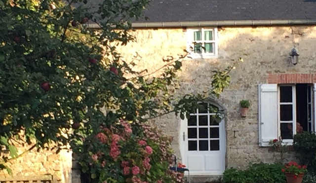 D-Day beaches Large garden, Cycle 2kms to local sandy beach. Sleeps 8. Wifi.