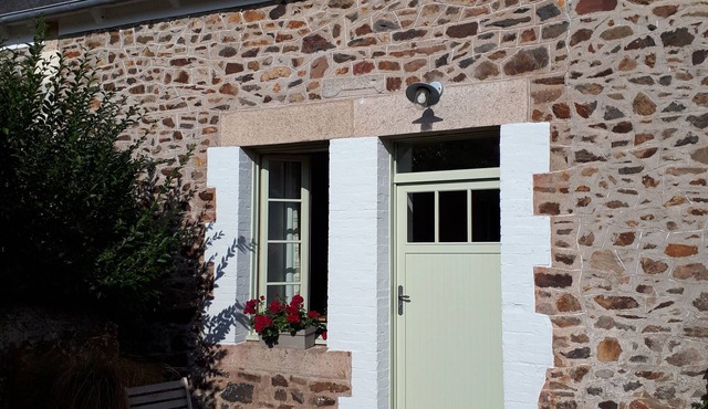 Delightful Stone Cottage Five Minutes Walk from the Coastal Path