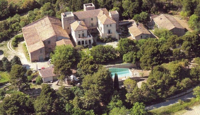 demi-château de Paulignan for 15 people