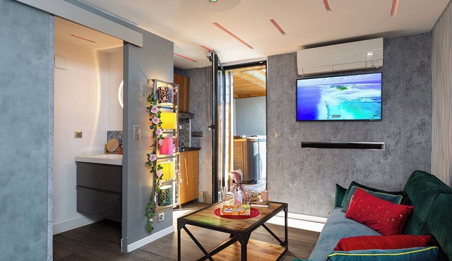 Design studio, jacuzzi, private terrace, air conditioning in Furdenheim