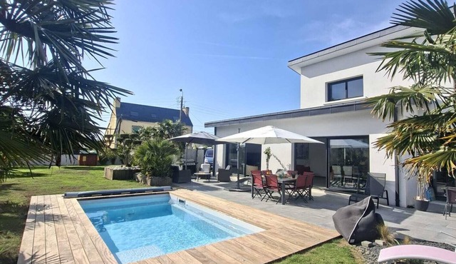 Design Villa with Heated Pool, Garden & Beaches 5 min Away