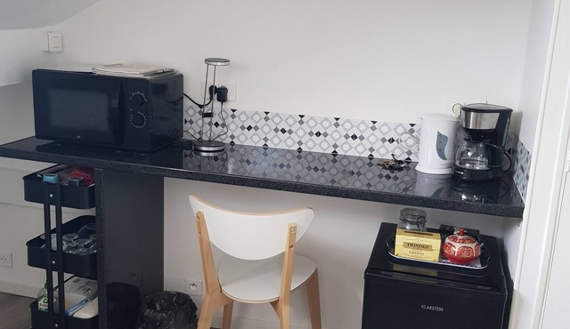Detached attic room in secure building near RER A station