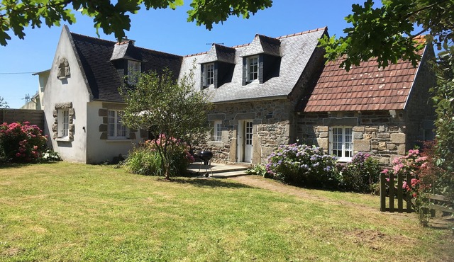 Detached Breton house 6 Pers quiet, garden, near Cote de Granit Rose