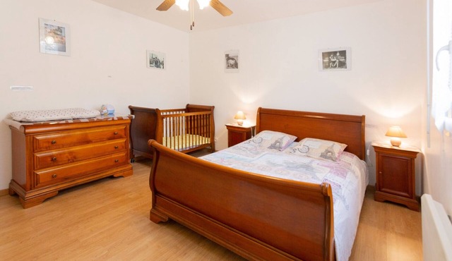 DISNEYLAND PARIS COTTAGE 4 PEOPLE + BABY