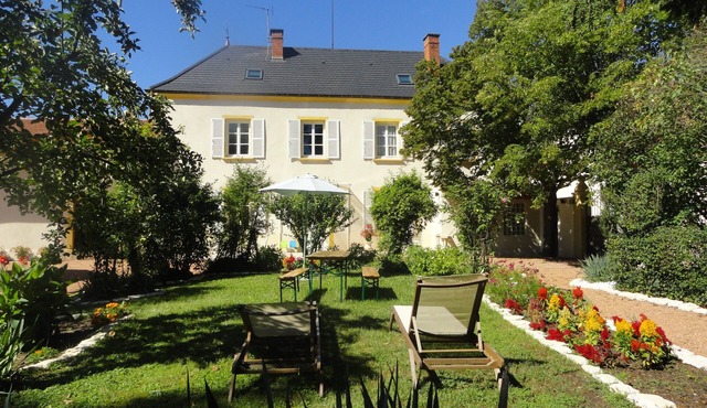 Domaine de Saint-Martin, in enclosed park with trees of 1 hectare (42155 Pouilly).