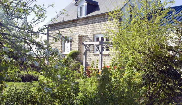 Double room in quiet B&B with organic meals, 45 minutes from the Mont St Michel