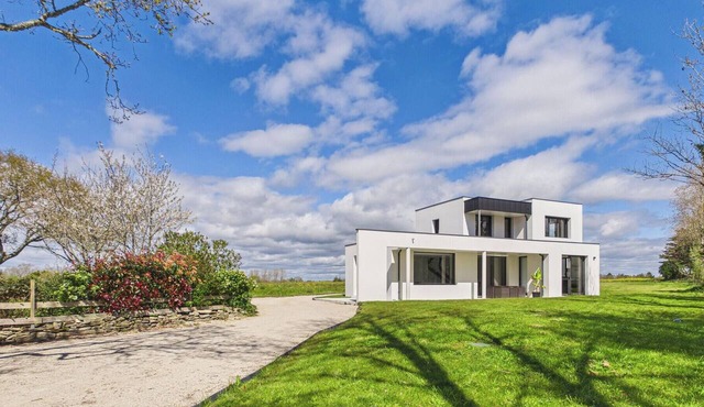 -EDGE- Modern house with garden, near beach.
