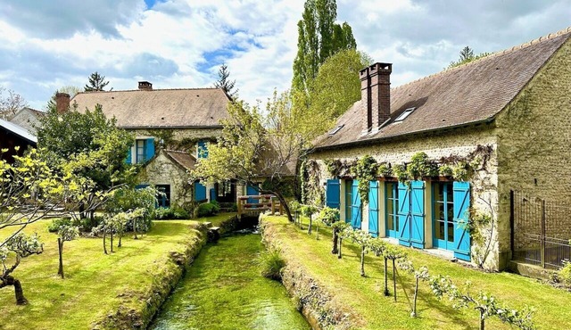 Elegant Mill Compound, 1 hr from Paris. Sleep 20, Events for 50 - an extra fee.