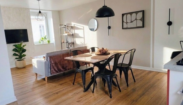 Elegant new apartment just a stone's throw from the market