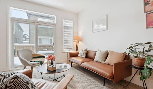 Enjoy a stylish and comfortable stay in Barrie. This modern home offers cozy living spaces, fast WiFi, a fully equipped kitchen, and easy access to the waterfront, downtown, shopping, and local attractions — perfect for families, couples, or business in Barrie
