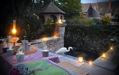 Ensemble au bord de la rivière, salle de jeu familiale, village médiéval , 2h de Paris