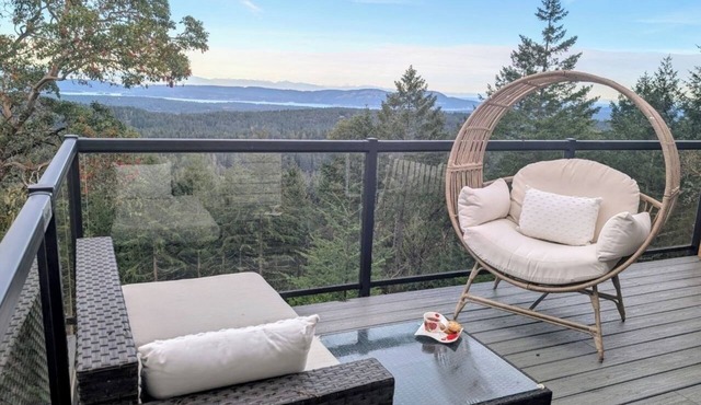 Entire room. Ocean,mountain view, hot tub,garden,deck,next to Mount Maxwell park in Salt Spring Island