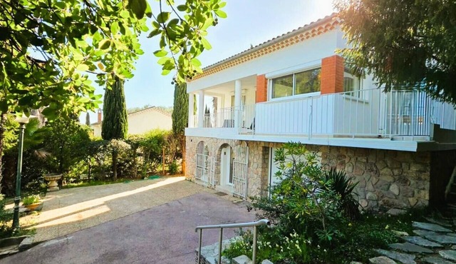 Esprit Provence Grande Villa Piscine Jardin & Mer in La Seyne-sur-Mer