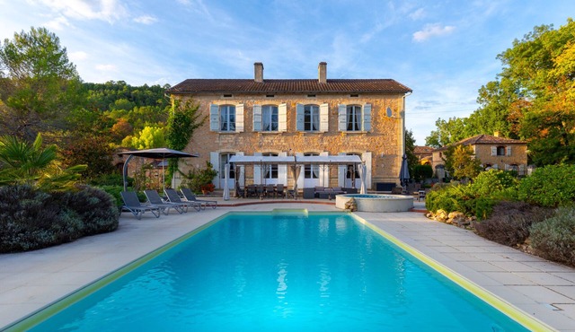 Fabulously Restored Manor House, with private pool, sleeps 12