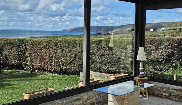 Facing Vauville sandy beach and sunset, your family garden retreat. Pet friendly