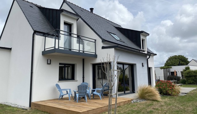 FAMILY HOUSE CLOSE TO THE SEA