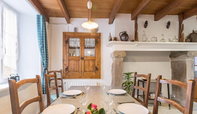 Family house with enclosed garden, WiFi, parking, close to beaches