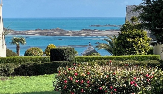 Family house with sea view/Beach 10min walk