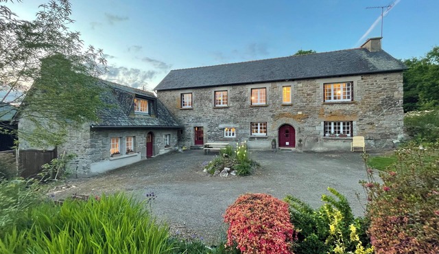 Farmhouse and Cottage with heated pool, Sleeps 9