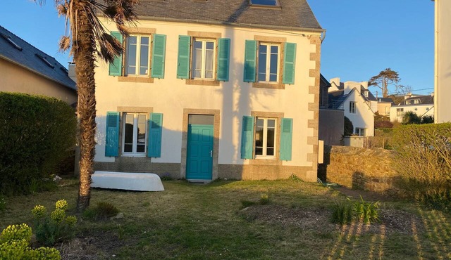 Fisherman’s House Facing the Sea with Ocean View and Direct Beach Access – Carantec, Baie de Morlaix