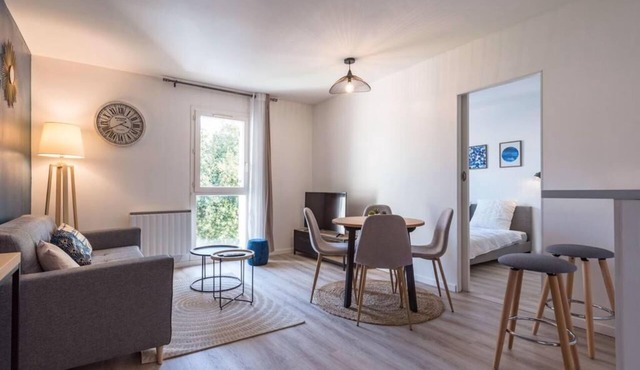 Flat 4 people - Near Disneyland