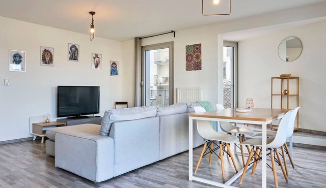 Flat close to the metro & 2 balconies