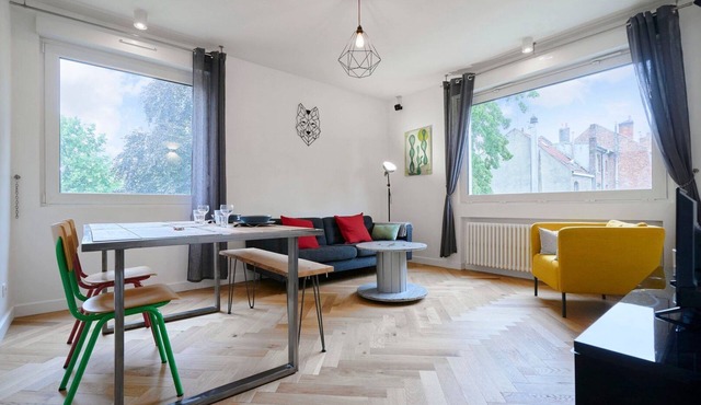 Flat close to tramway