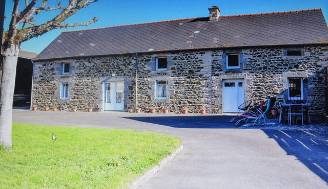 For rent, single-storey farmhouse with large grounds. not enclosed