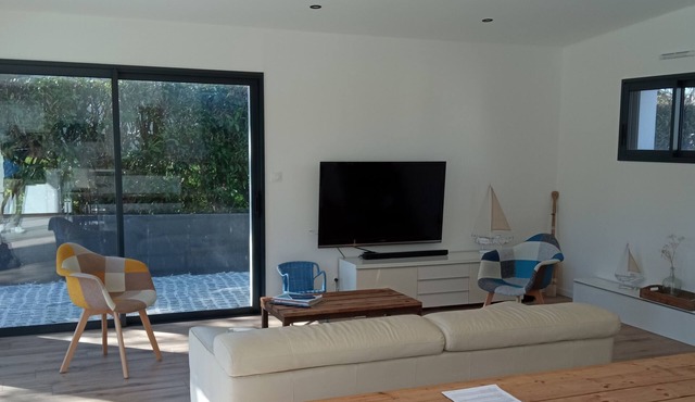 For rent, villa with heated pool, close to beaches and center