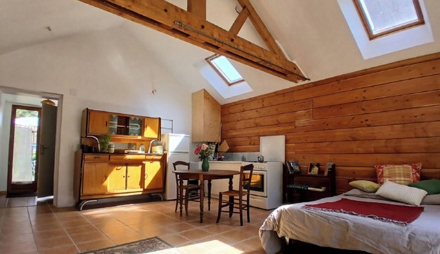 Studio with terrace and garden 15 minutes from Guédelon
