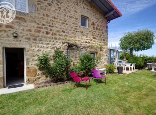 Gîte Bellevue à Marols pour 6 personnes avec charmante cour fermée - FR-1-496-2