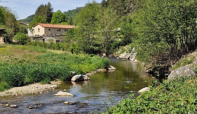 Gîte de l'Anzon, riverside group gîte