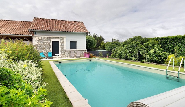 Gîte du Pas de la Mignonne with Private Pool, Wi-Fi, and Air Conditioning