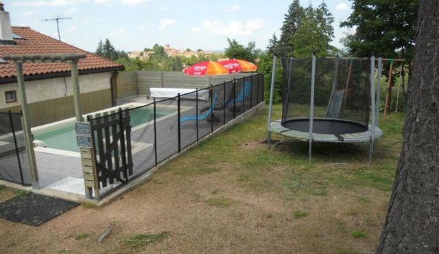 Gîte familial à Saint-Haon-le-Châtel avec piscine et animaux admis - FR-1-496-21