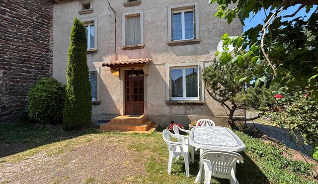 Gîte familial paisible, proche Gorges de la Loire, avec cour fermée, 3 chambres, équipements bébé - FR-1-582-116