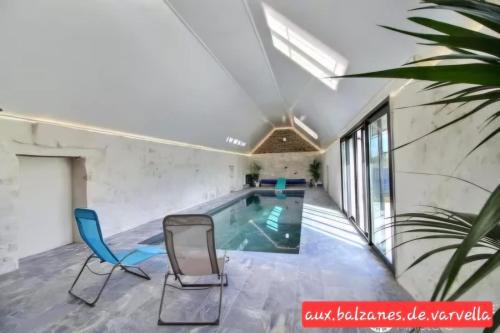 Gîte familiale Piscine intérieure privée chauffée,spa, boulodrome et baby-foot