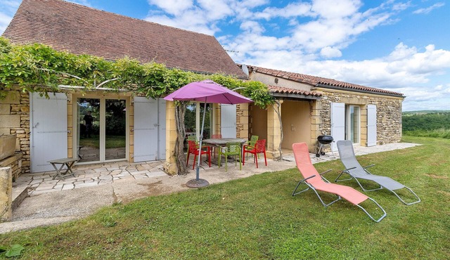 Gîte 'Four De Mon Père' with Private Terrace, Shared Garden, and Wi-Fi in Salignac Eyvigues