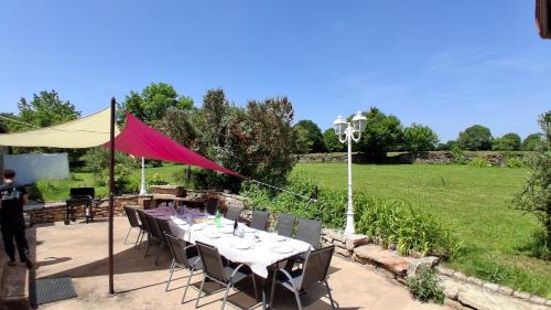 Gîte La grange des Hirondelles 15 personnes 5litsdoubles 5litssimples 1convertible chez MAYMARD Yannick à 28 route de la croix forêt à ANTULLY réf à Gîte de France G2005 Corps de ferme entièrement rénové de bon standing