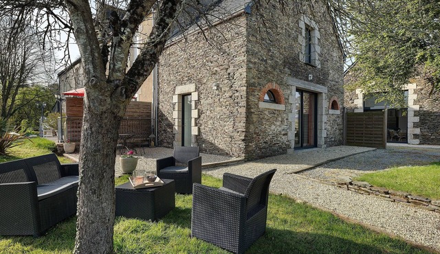 Gîte - Le Buis de Bréhaut: terrace, garden, and Wi-Fi
