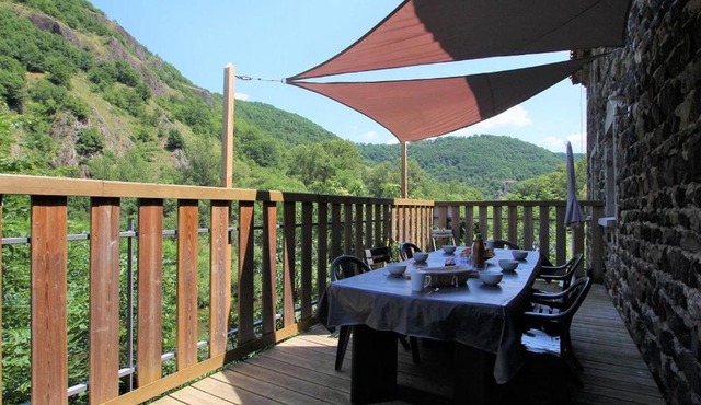 Gîte spacieux avec terrasse surplombant rivière, idéale pour pêche et sports d’eau, tout inclus - FR-1-582-17