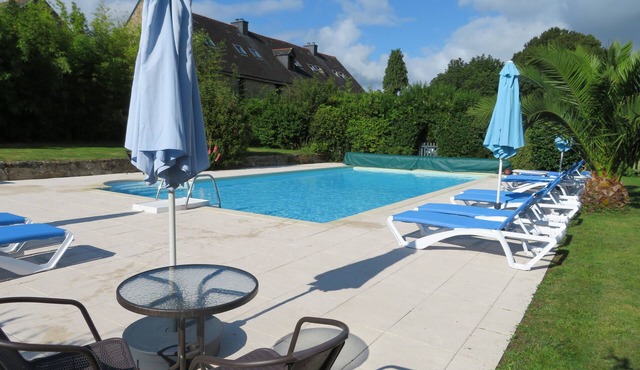 Gîtes in peaceful setting, heated pool, river, near Pont Aven Concarneau beaches