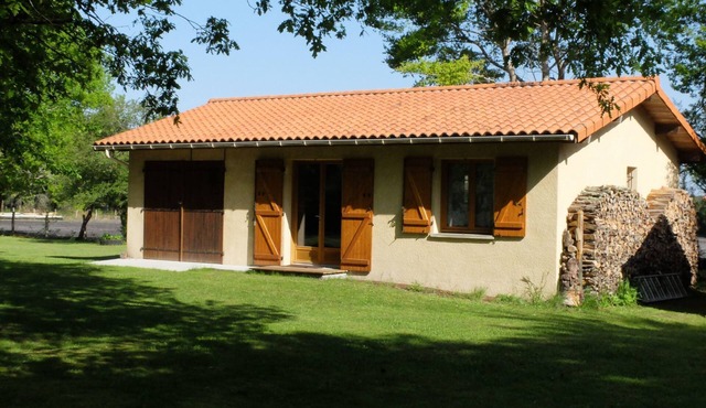 Gemütliches Ferienhäuschen im Grünen mit Terrasse by Interhome