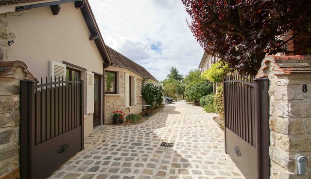 Gîte 1 to 4 people, renovated stone house in the heart of Moret-sur-Loing