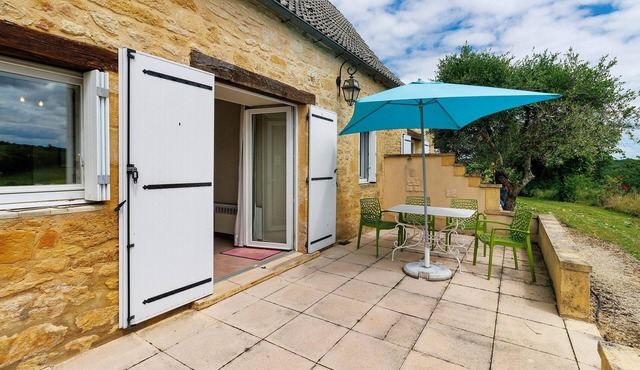 Gite Charly: Private Terrace, Shared Garden, Pool & Wi-Fi in Salignac Eyvigues