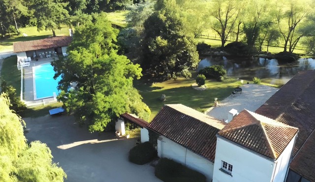 Gîte des roties: Restored Family Home with Pool in a 7-Hectare Park