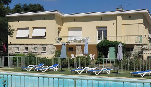 Gite La Lède with Shared Pool, Communal Terrace and Wi-Fi