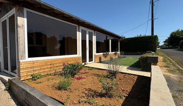 Gîte Les Pivoines with Private Terrace, Wi-Fi, and Air Conditioning