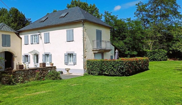 Gite louplàa – Renovated Farmhouse in a Rural Setting