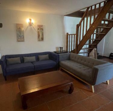 Gîte Madeleine, 4 bedroom country cottage with pool, sleeps 10